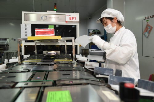 追风逐日 西部新能源基地建设策马扬鞭，新兴能源技术研发开启绿色新篇章